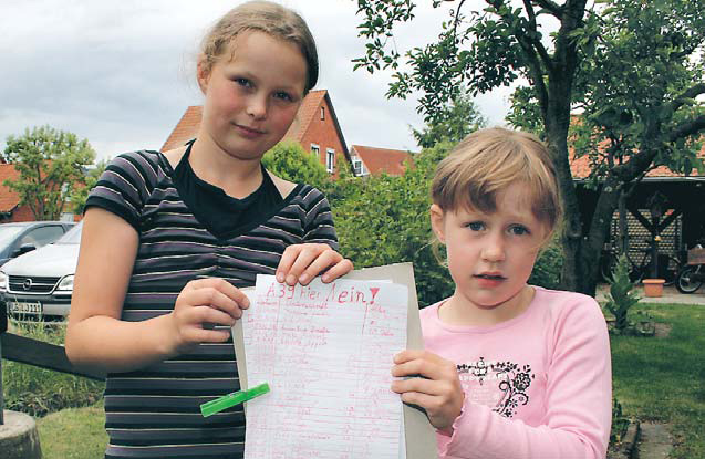 Anna Lena Kreutz (10, l.) und ihre Freundin Liina (7) sammeln fleißig Unterschriften. Sie wollen nicht, dass eine Autobahn in ihrer Nähe gebaut wird.</br>Foto: sta