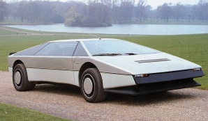 1980 Aston Martin Bulldog f3q.jpg